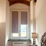 Aurora Suite, In The Historic Centre, Very Short Walk To Sites, Ac Bedrooom With In-room Bth, 2nd Floor Appartement