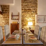 Aurora Suite, In The Historic Centre, Very Short Walk To Sites, Ac Bedrooom With In-room Bth, 2nd Floor Appartement Florence