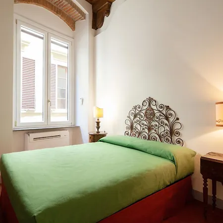 Apartment Aurora Suite, Inside Historic Centre, Few Steps From Uffizzi, Ac Bedrooom, Brand New In-Room Bth, 2Nd Floor, Walking Distance From All Sites