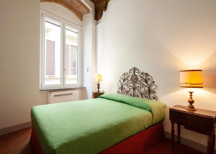 Apartment Aurora Suite, Inside Historic Centre, Few Steps From Uffizzi, Ac Bedrooom, Brand New In-Room Bth, 2Nd Floor, Walking Distance From All Sites