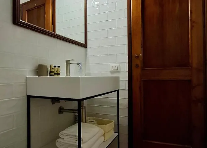 Aurora Suite, Inside Historic Centre, Few Steps From Uffizzi, Ac Bedrooom, Brand New In-Room Bth, 2Nd Floor, Walking Distance From All Sites Apartment Florence