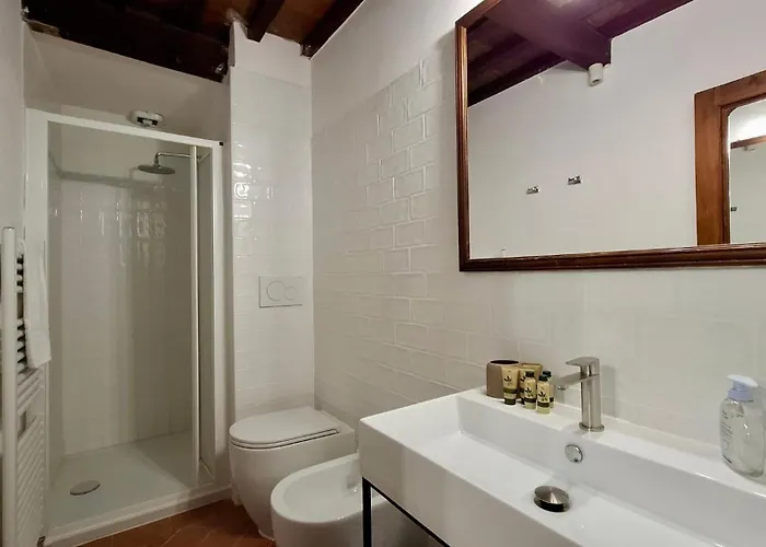 Apartment Aurora Suite, Inside Historic Centre, Few Steps From Uffizzi, Ac Bedrooom, Brand New In-Room Bth, 2Nd Floor, Walking Distance From All Sites Florence