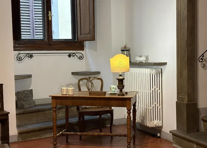Apartment Aurora Suite, Inside Historic Centre, Few Steps From Uffizzi, Ac Bedrooom, Brand New In-Room Bth, 2Nd Floor, Walking Distance From All Sites Florence